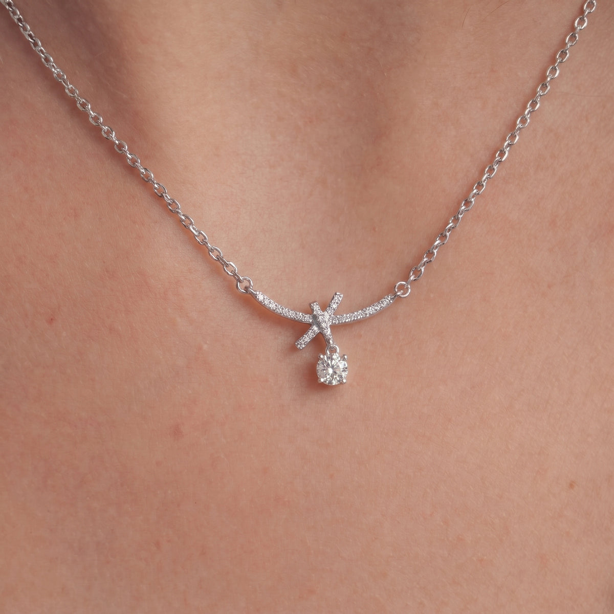 Collier Ruban Croisé Argenté, collier en acier argenté Maison Orena — porté