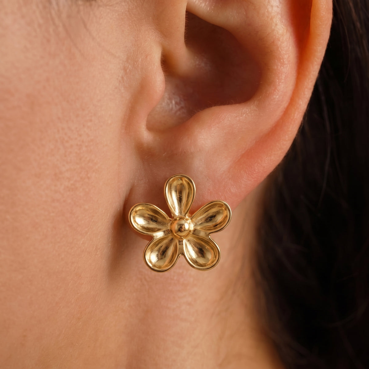 Boucles d'oreilles Fleur Lisse Dorées Maison Orena — porté