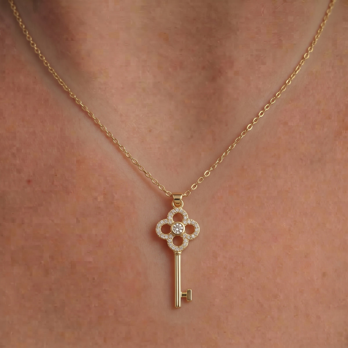 Collier Pendentif Clé Trèfle Doré, collier en acier doré Maison Orena — porté