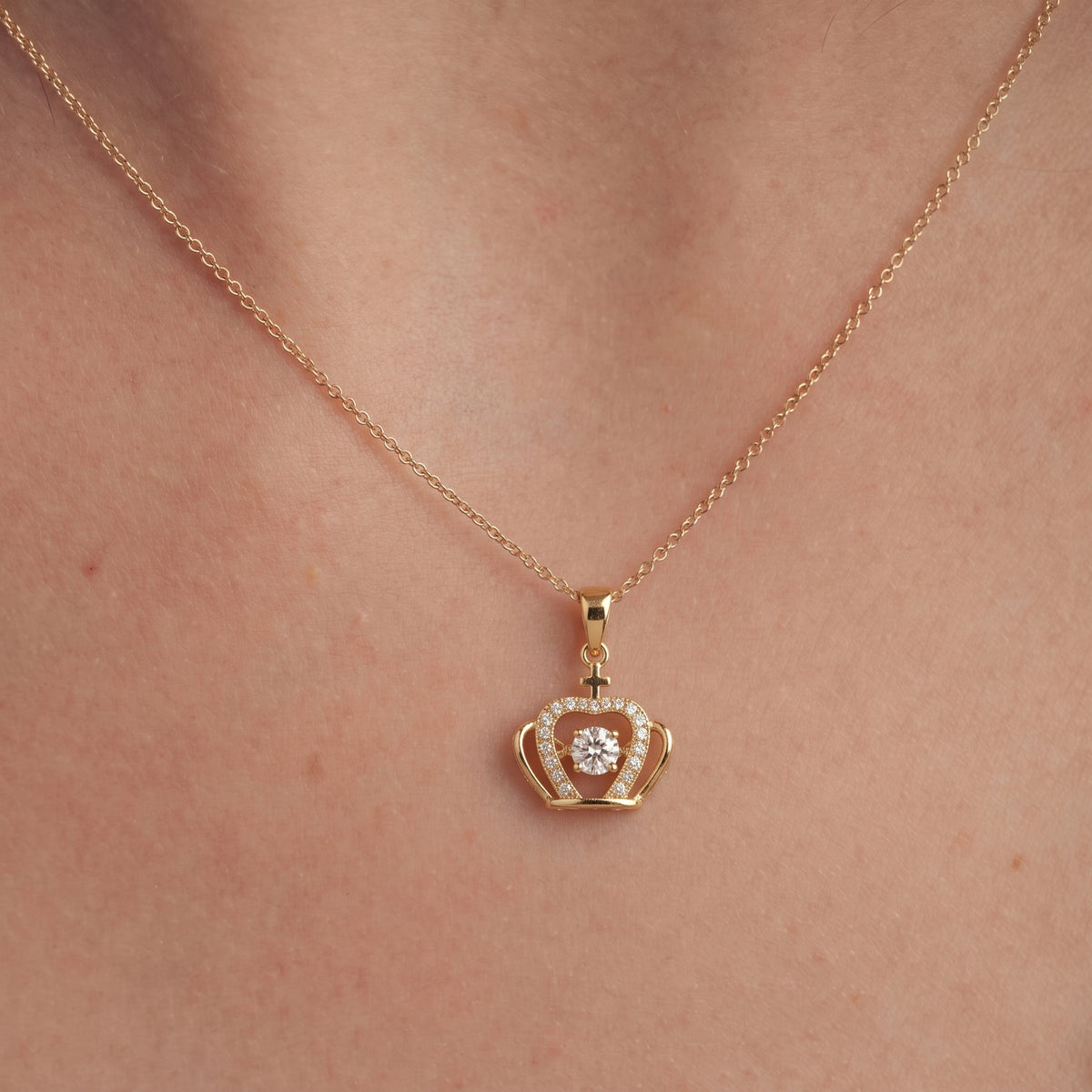 Collier Pendentif Couronne Doré, collier en acier doré Maison Orena — porté