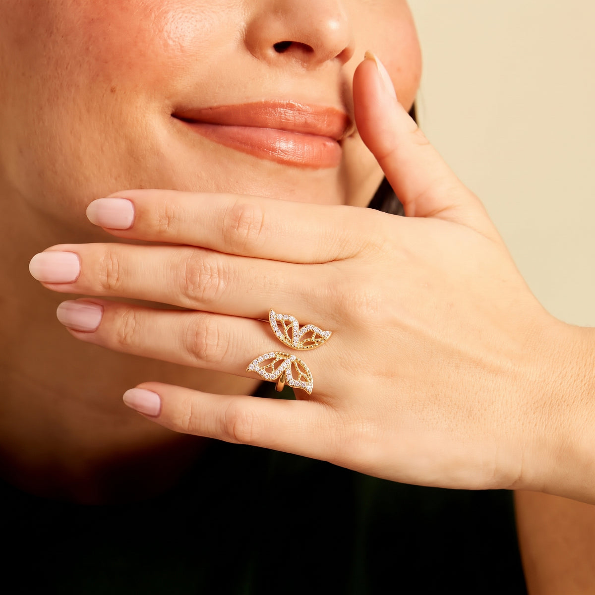 Bague Ajustable Papillon Dorée, bague en acier doré Maison Orena — vue de profil
