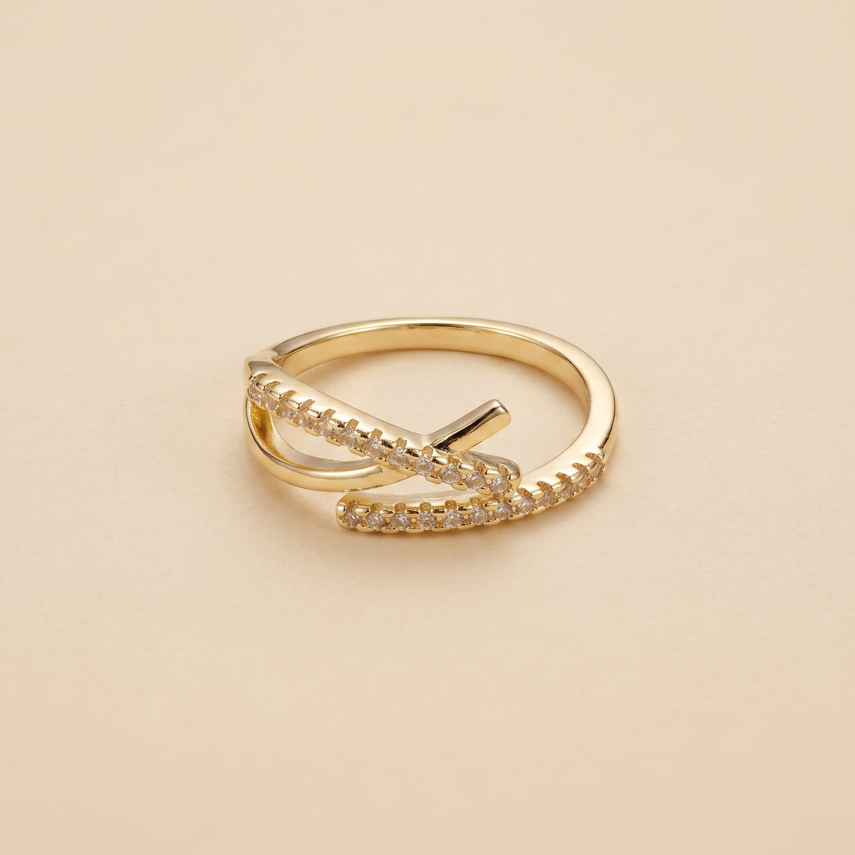 Bague Ajustable Entrelacée Dorée, bague en acier doré Maison Orena — vue de face
