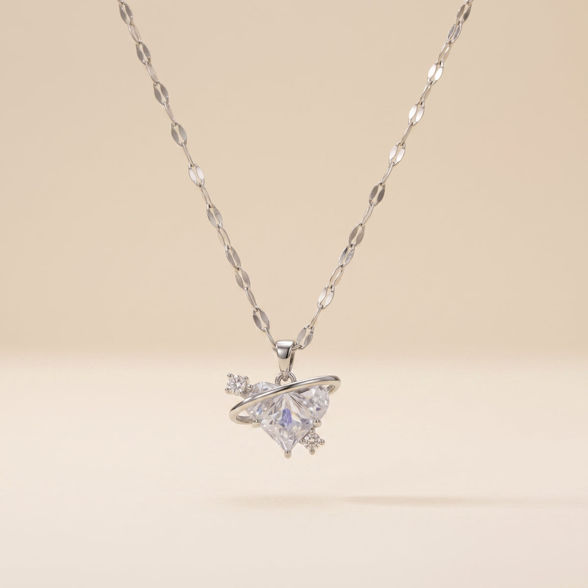 Collier Cœur Argenté, collier en acier argenté Maison Orena — vue de face