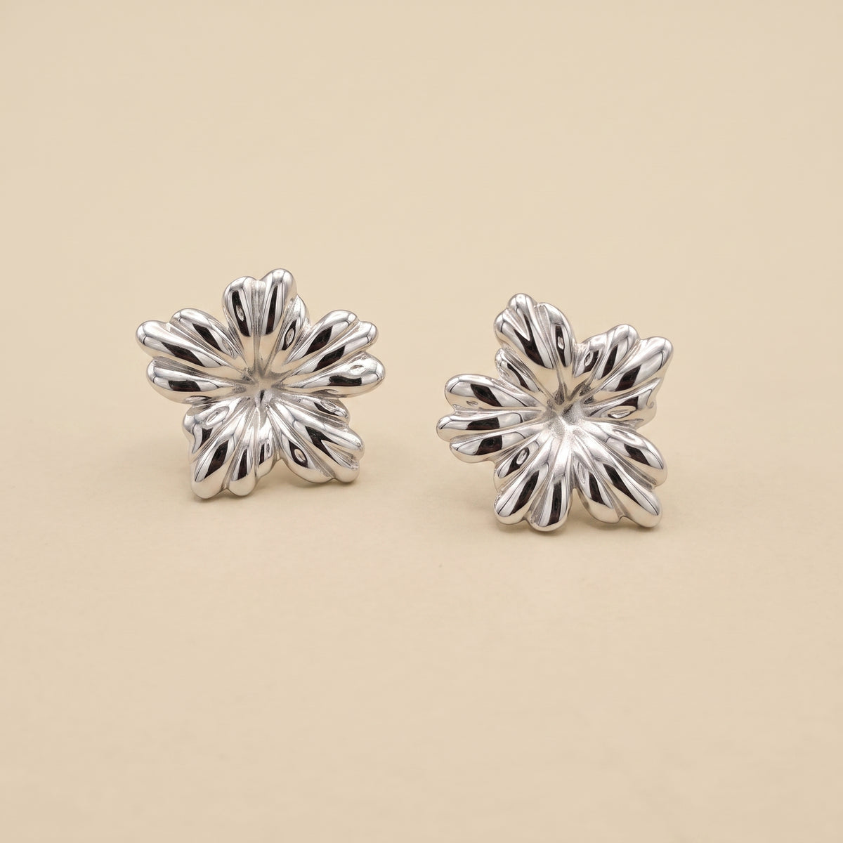 Boucles d'oreilles Fleur Texturée Argentées, boucles d'oreilles en acier argenté Maison Orena — vue de face