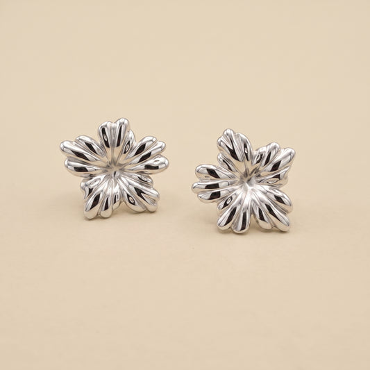 Boucles d'oreilles Fleur Texturée Argentées, boucles d'oreilles en acier argenté Maison Orena — vue de face