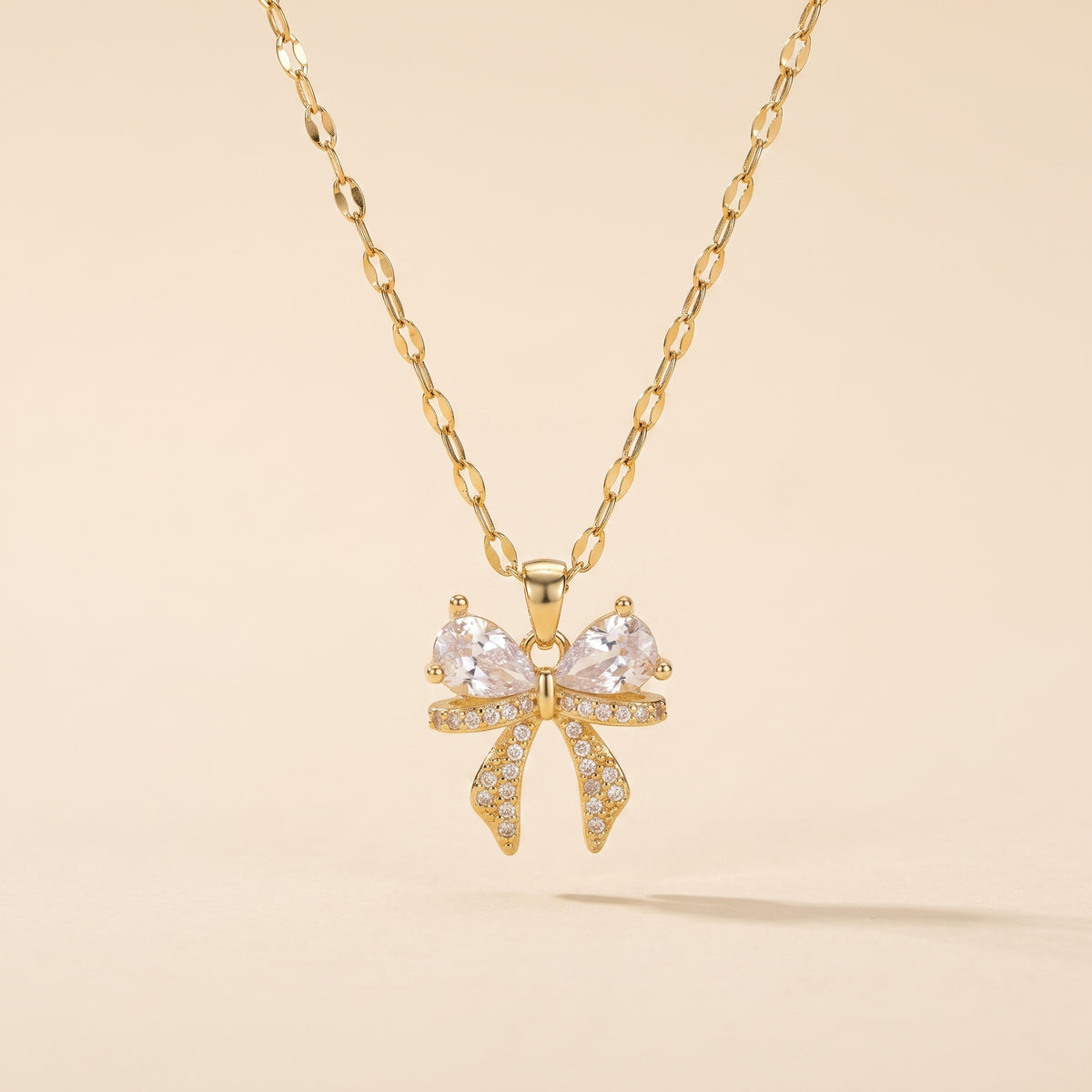 Collier Pendentif Nœud Doré, collier en acier doré Maison Orena — vue de face