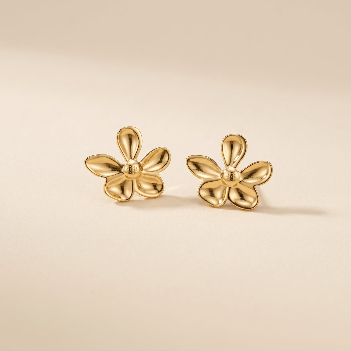 Boucles d'oreilles Fleur Lisse Dorées Maison Orena — vue de face