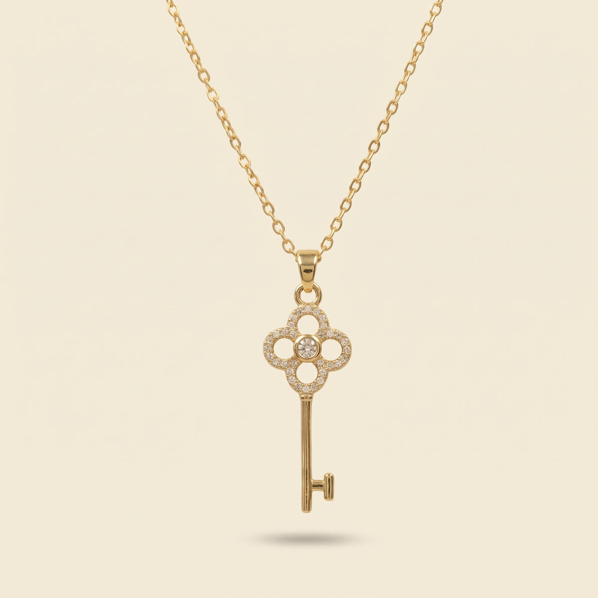 Collier Pendentif Clé Trèfle Doré, collier en acier doré Maison Orena — vue de face