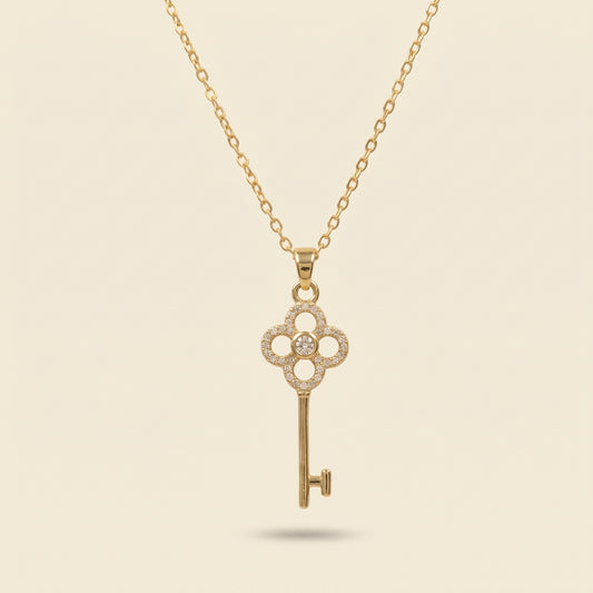 Collier Pendentif Clé Trèfle Doré, collier en acier doré Maison Orena — vue de face