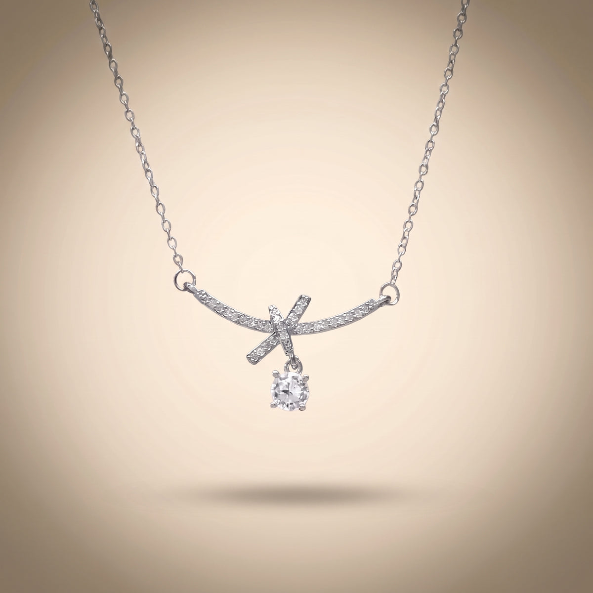 Collier Ruban Croisé Argenté, collier en acier argenté Maison Orena — vue de face