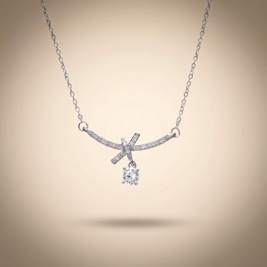 Collier Ruban Croisé Argenté, collier en acier argenté Maison Orena — vue de face