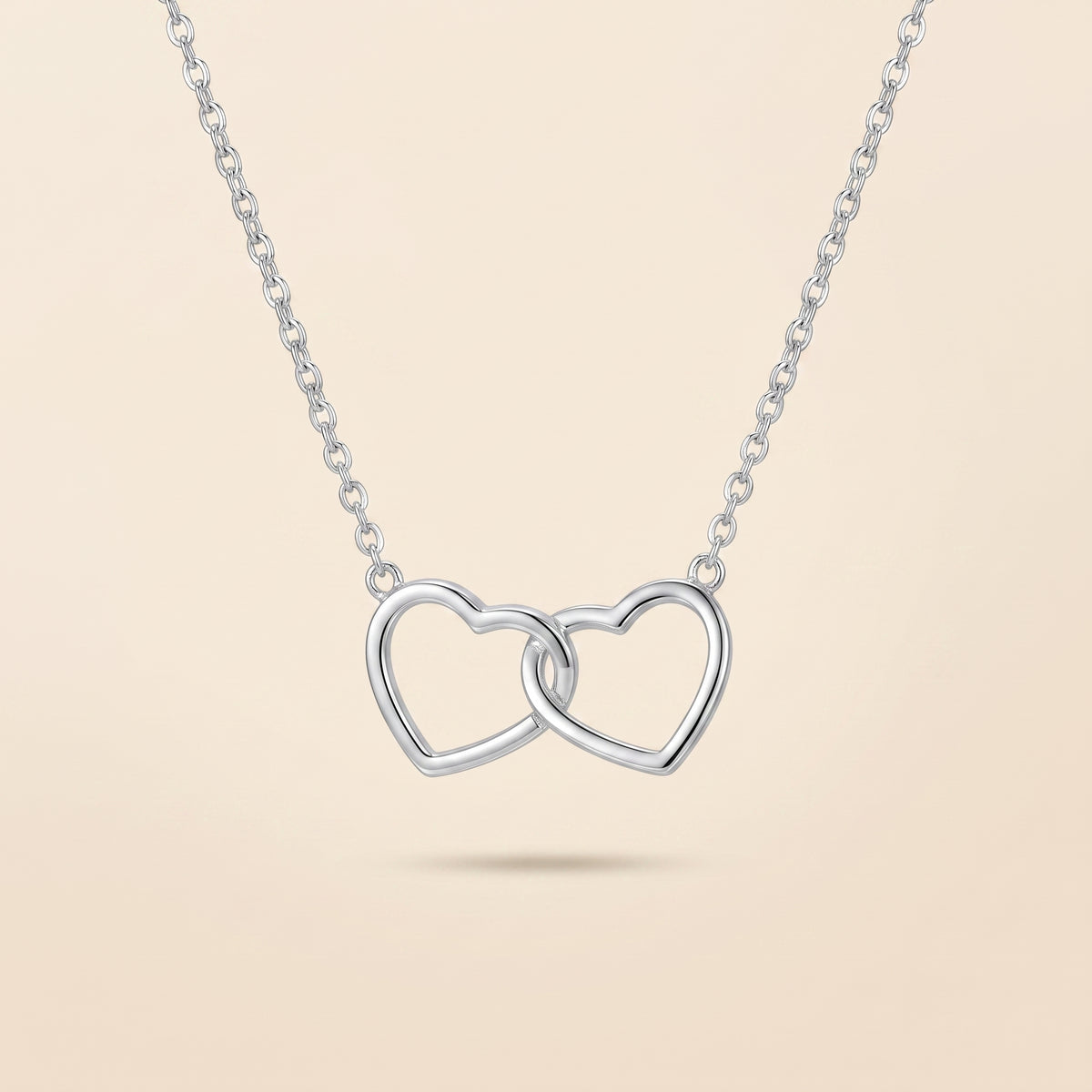 Collier Double Cœur Entrelacé Argenté, collier en acier argenté Maison Orena — vue de face
