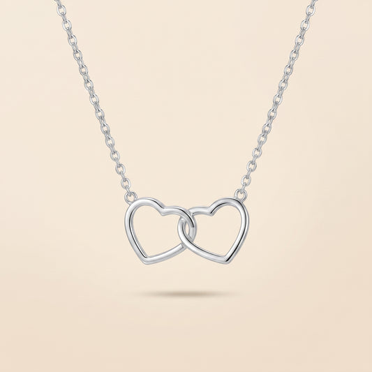 Collier Double Cœur Entrelacé Argenté, collier en acier argenté Maison Orena — vue de face