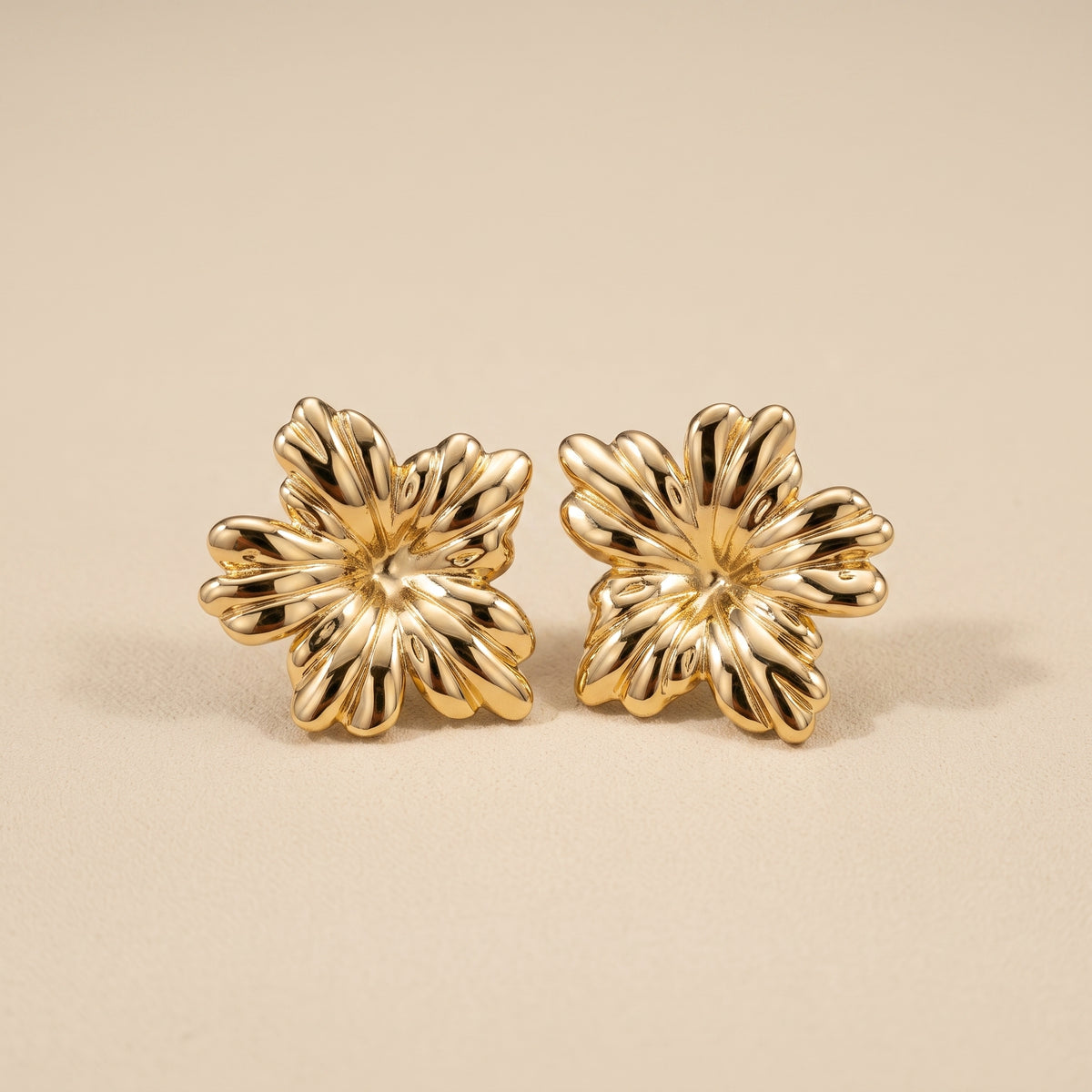 Boucles d'oreilles Fleur Texturée Dorées, boucles d'oreilles en acier doré Maison Orena — vue de face