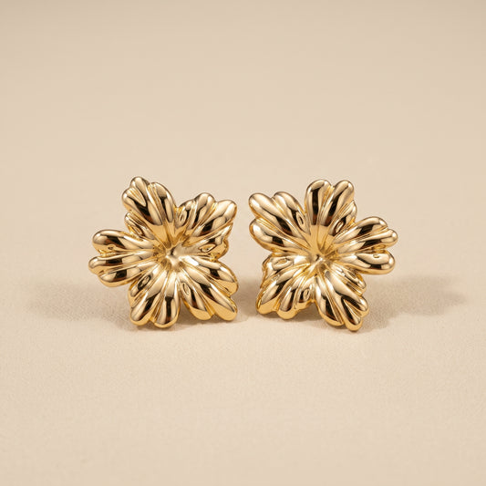 Boucles d'oreilles Fleur Texturée Dorées, boucles d'oreilles en acier doré Maison Orena — vue de face