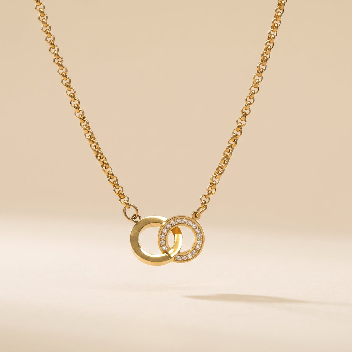 Collier Double Cercle Entrelacé Doré, collier en acier doré Maison Orena — vue de face