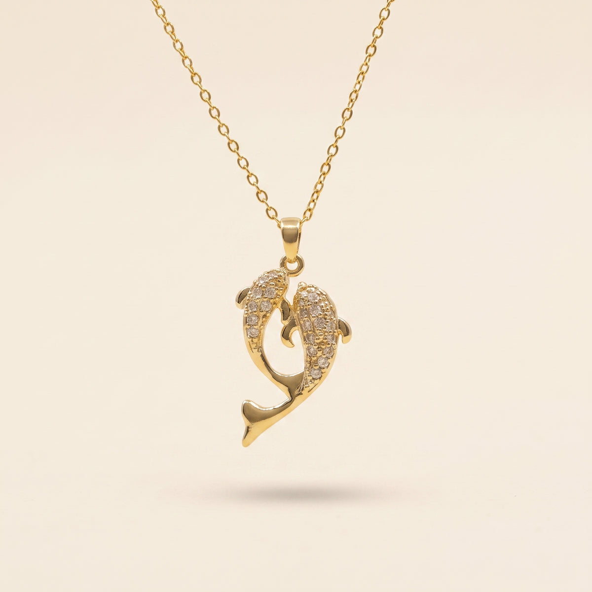 Collier Pendentif Double Dauphin Doré, collier en acier doré Maison Orena — vue de face