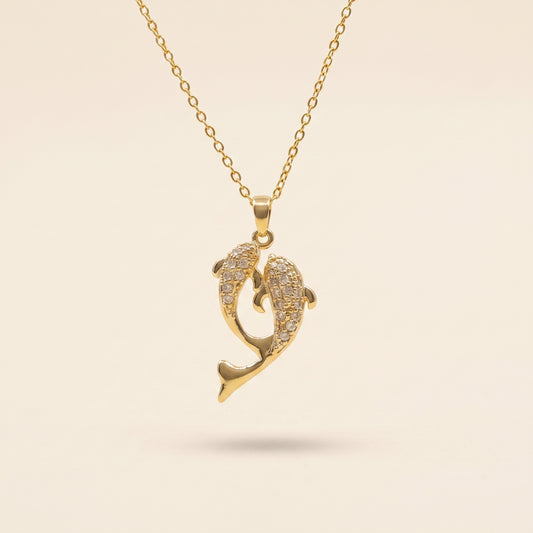 Collier Pendentif Double Dauphin Doré, collier en acier doré Maison Orena — vue de face
