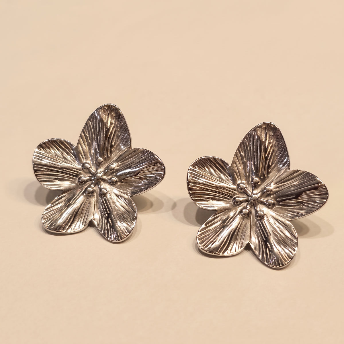 Boucles d'oreilles Fleur Argentées, boucles d'oreilles en acier argenté Maison Orena — vue de face