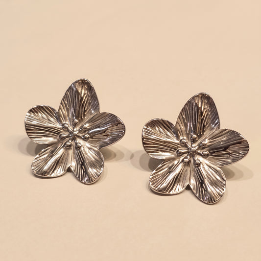 Boucles d'oreilles Fleur Argentées, boucles d'oreilles en acier argenté Maison Orena — vue de face