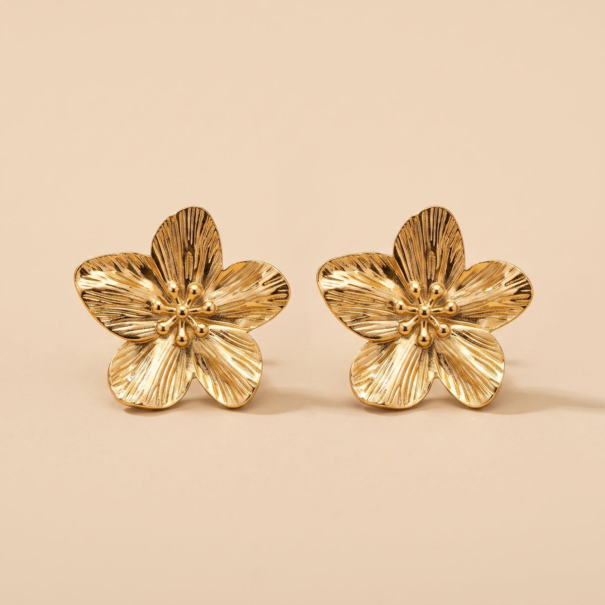 Boucles d'oreilles Fleur Dorées, boucles d'oreilles en acier doré Maison Orena — vue de face