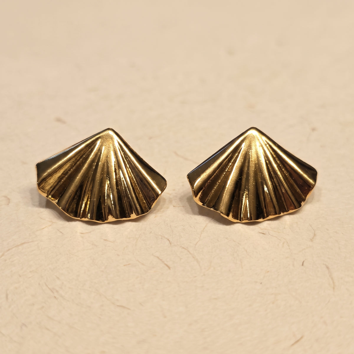 Boucles d'oreilles Coquillage Dorées, boucles d'oreilles en acier doré Maison Orena — vue de face