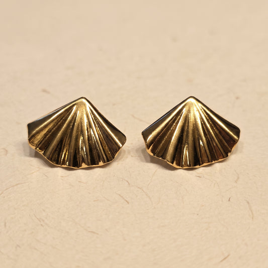 Boucles d'oreilles Coquillage Dorées, boucles d'oreilles en acier doré Maison Orena — vue de face