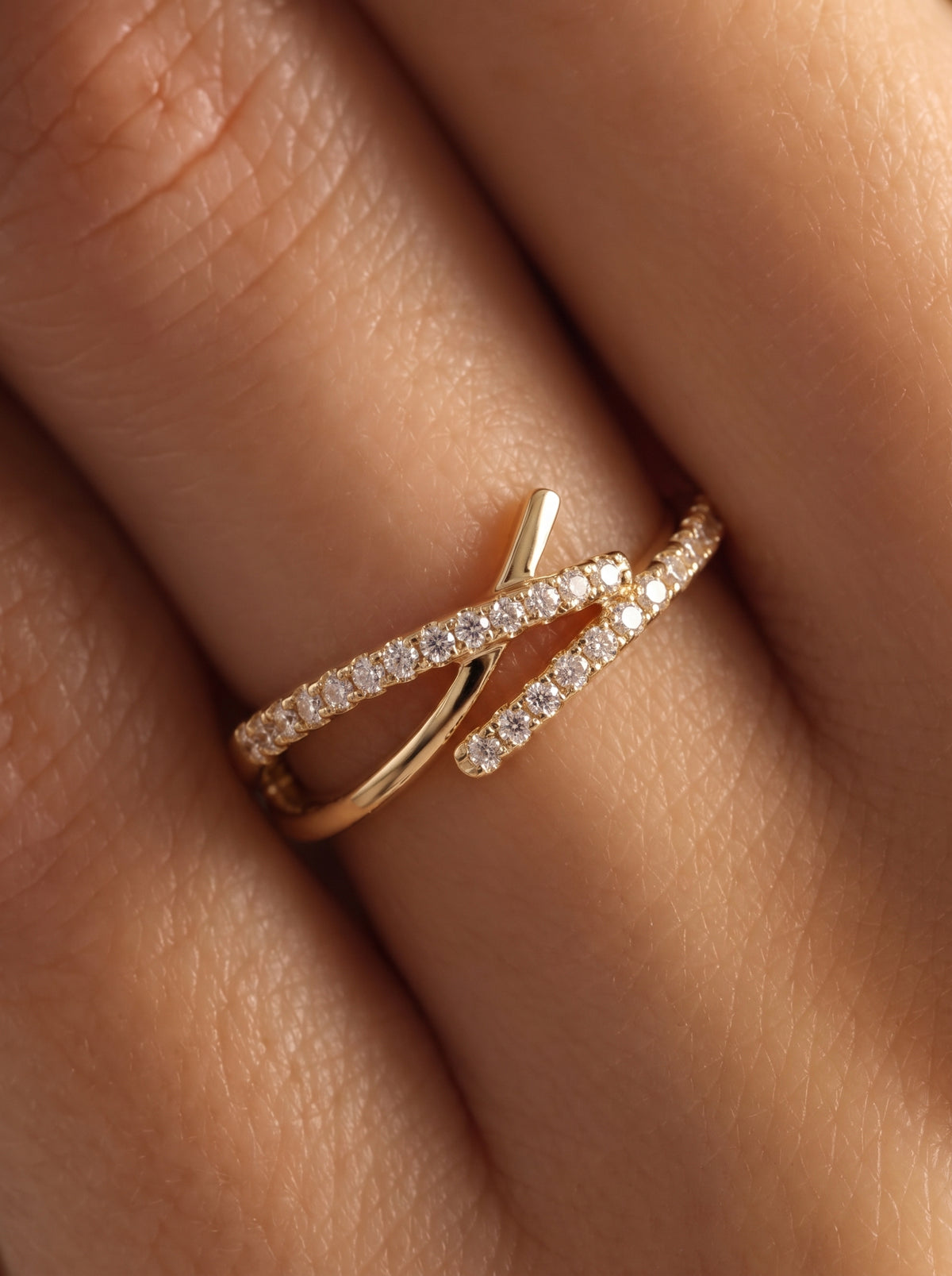 Bague Ajustable Entrelacée Dorée, bague en acier doré Maison Orena — vue de détail