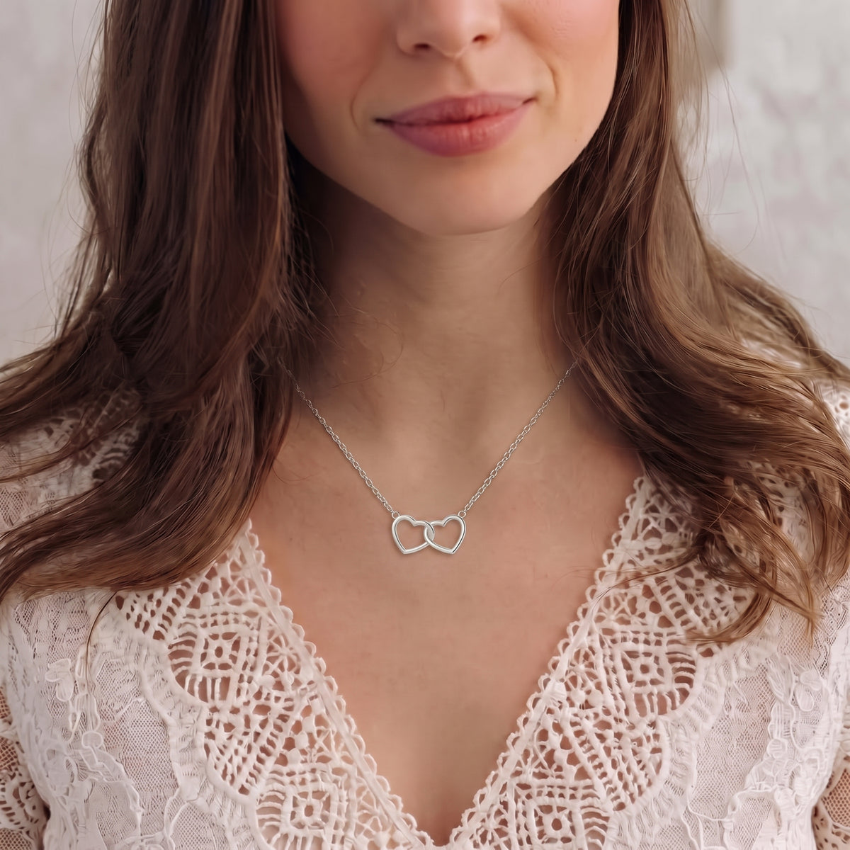 Collier Double Cœur Entrelacé Argenté, collier en acier argenté Maison Orena — vue de détail