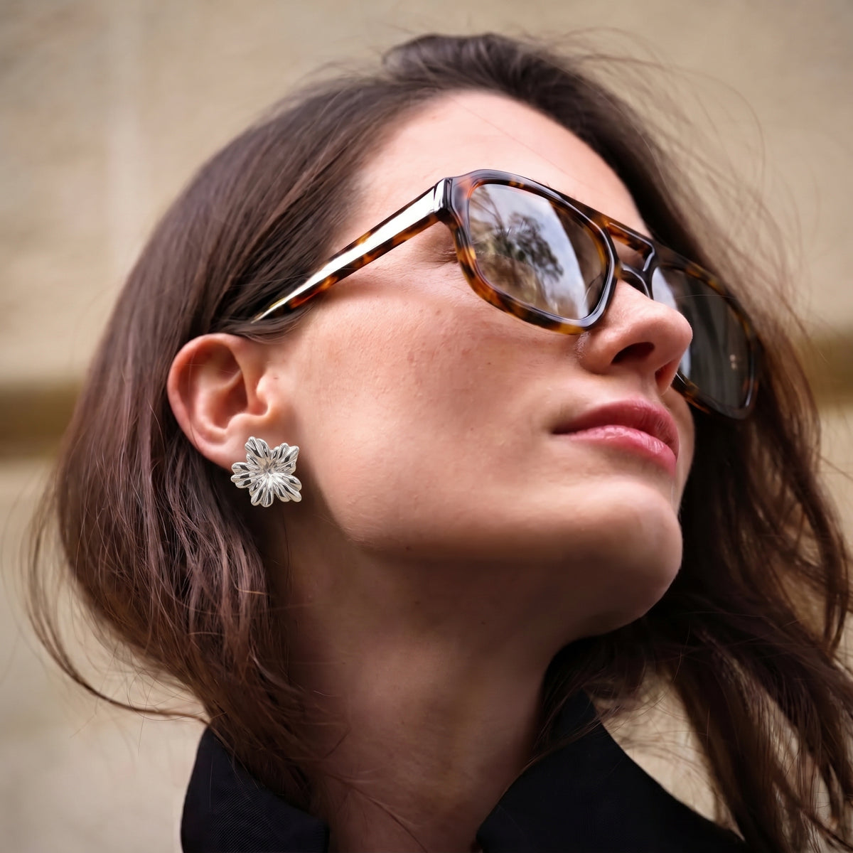 Boucles d'oreilles Fleur Texturée Argentées, boucles d'oreilles en acier argenté Maison Orena — vue de détail