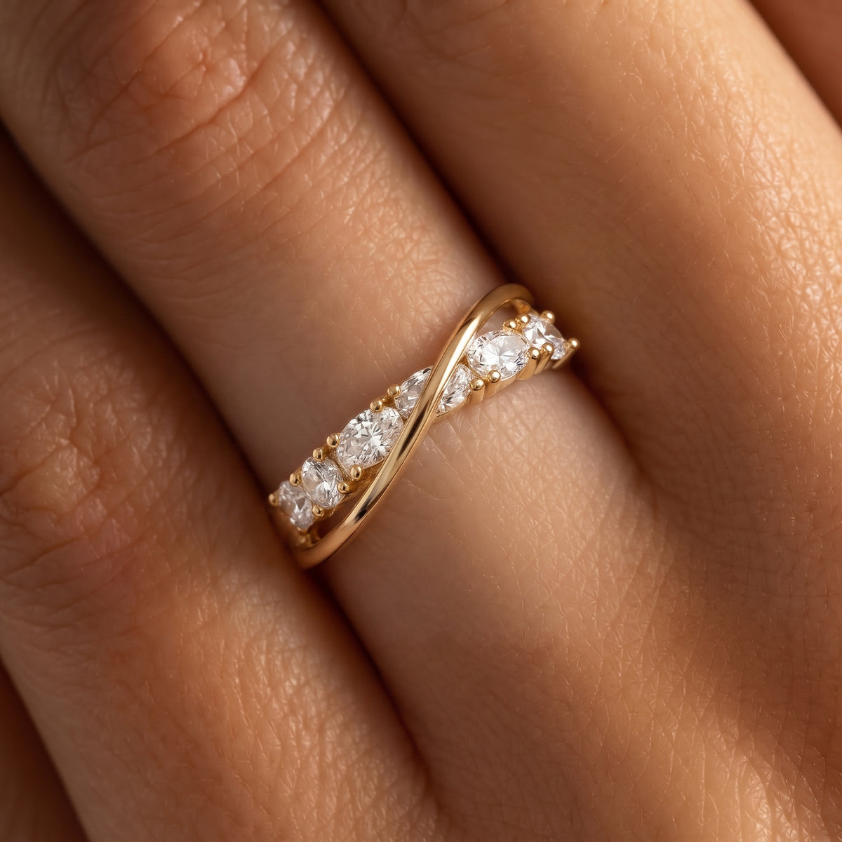 Bague Croisée Dorée, bague en acier doré Maison Orena — vue de détail