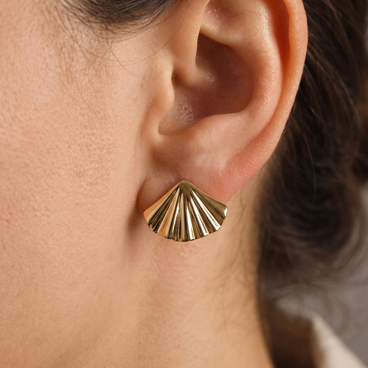 Boucles d'oreilles Coquillage Dorées, boucles d'oreilles en acier doré Maison Orena — vue de détail