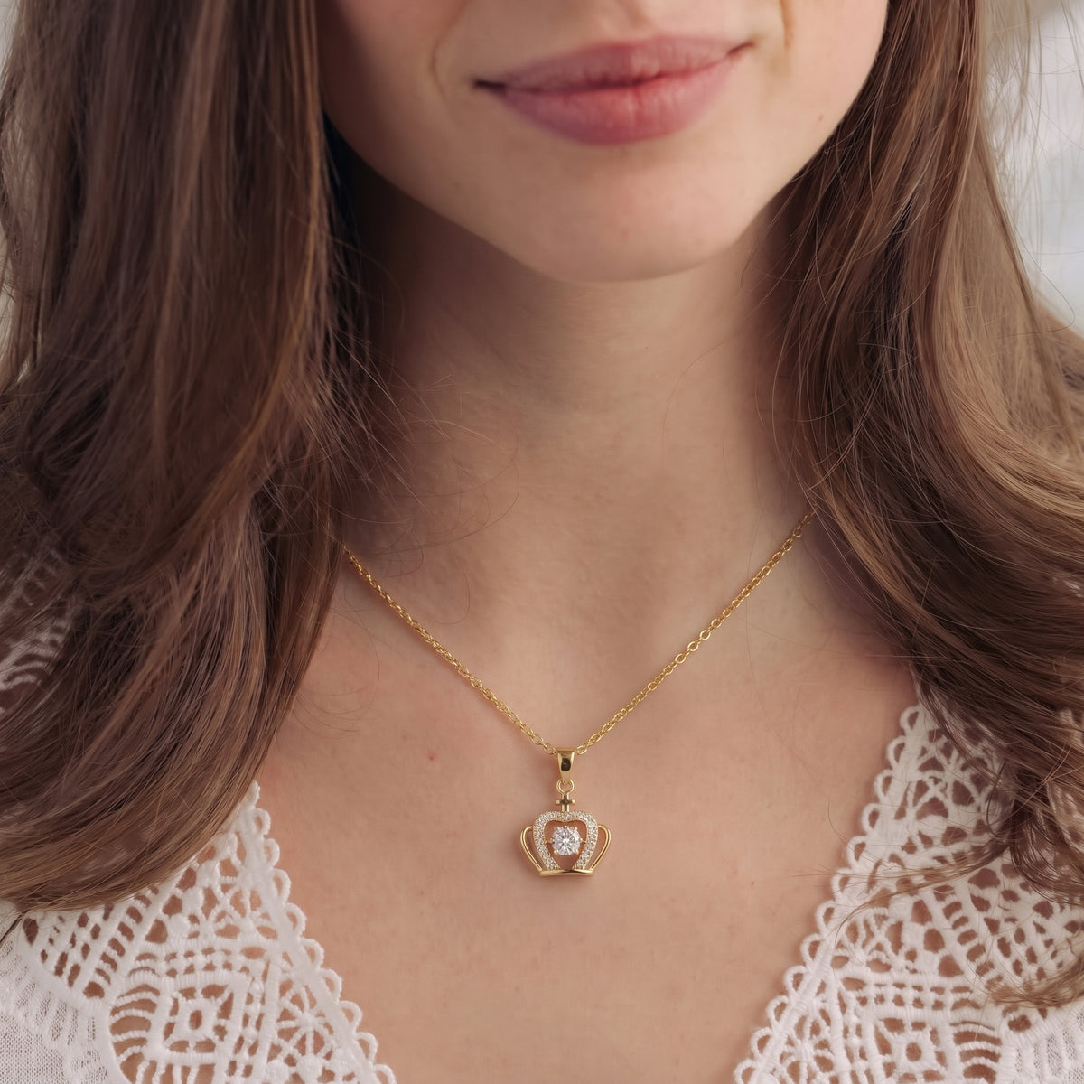 Collier Pendentif Couronne Doré, collier en acier doré Maison Orena — vue de détail