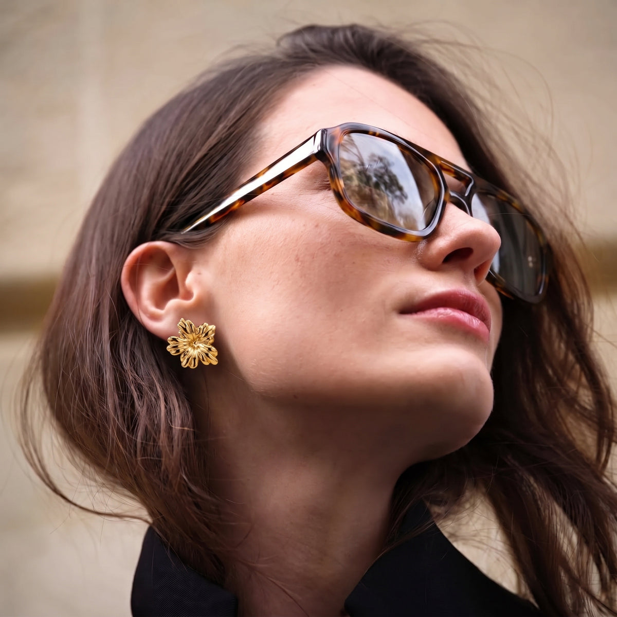 Boucles d'oreilles Fleur Texturée Dorées, boucles d'oreilles en acier doré Maison Orena — vue de détail
