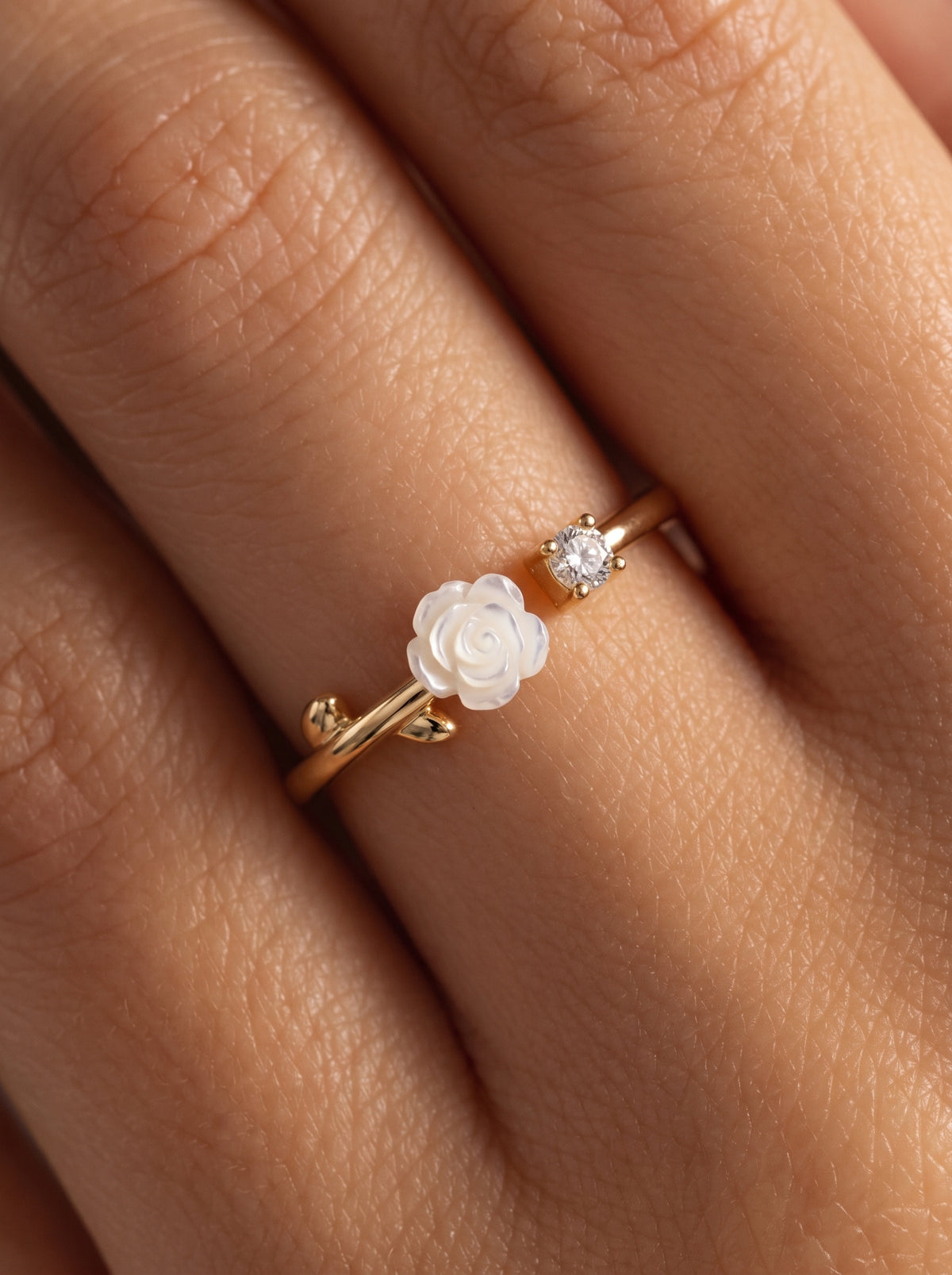 Bague Ajustable Fleur Dorée, bague en acier doré Maison Orena — vue de détail