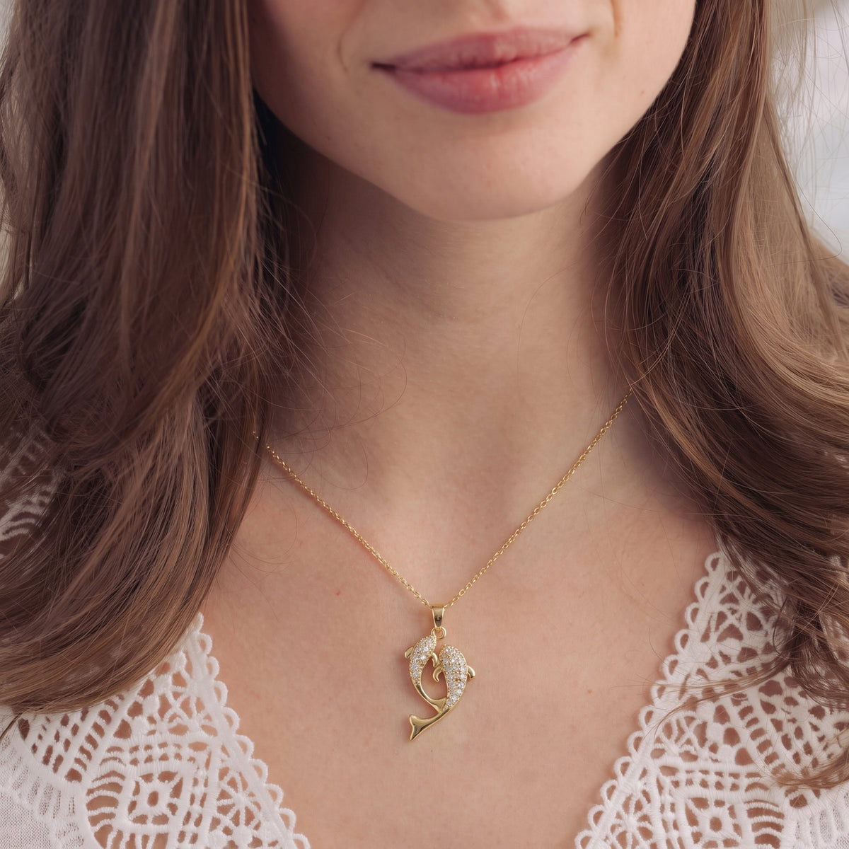 Collier Pendentif Double Dauphin Doré, collier en acier doré Maison Orena — vue de détail