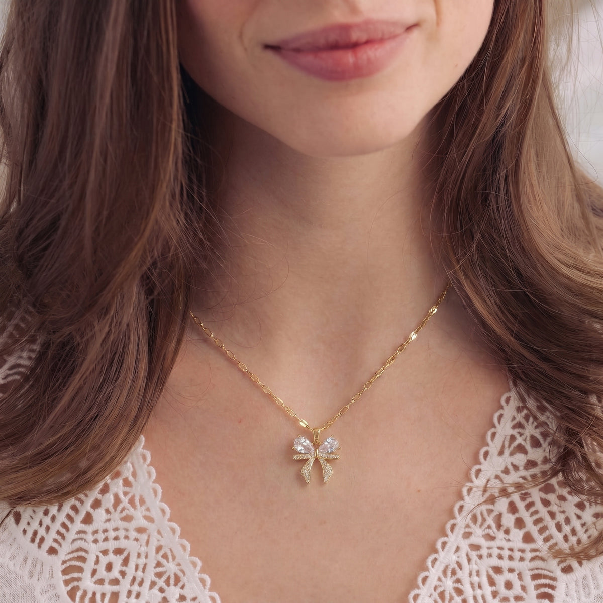Collier Pendentif Nœud Doré, collier en acier doré Maison Orena — vue de détail