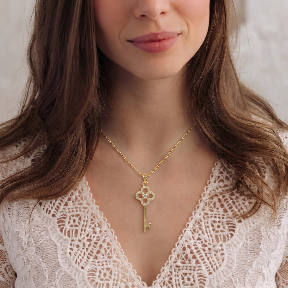 Collier Pendentif Clé Trèfle Doré, collier en acier doré Maison Orena — vue de détail