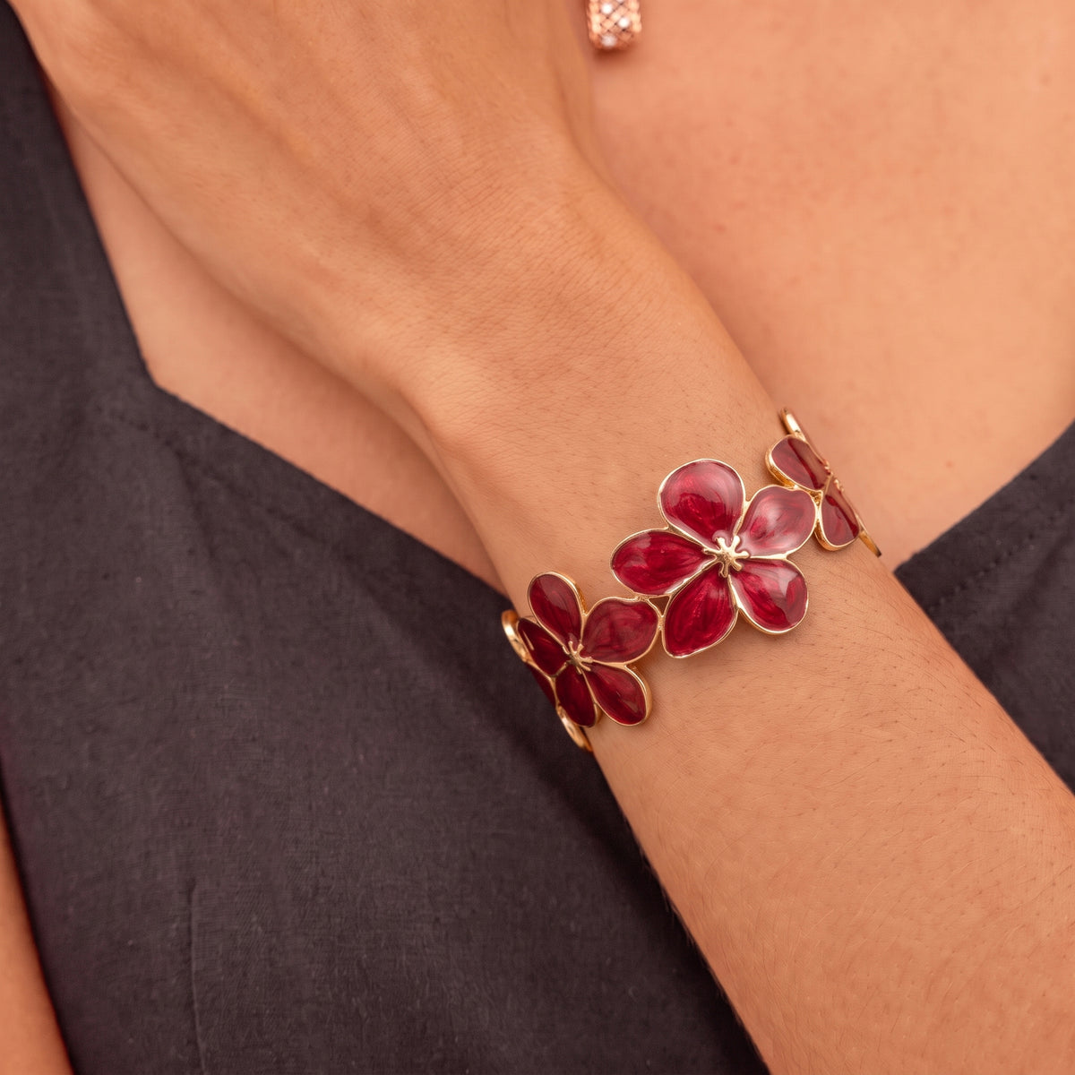 Bracelet Fleur Rouge, bracelet en acier inoxydable Maison Orena — vue de détail