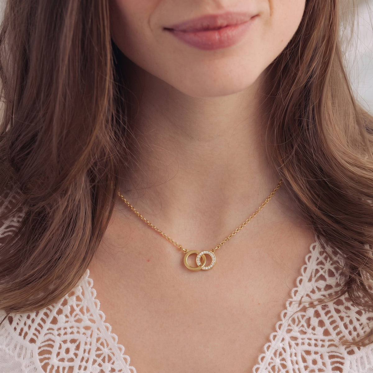 Collier Double Cercle Entrelacé Doré, collier en acier doré Maison Orena — vue de détail