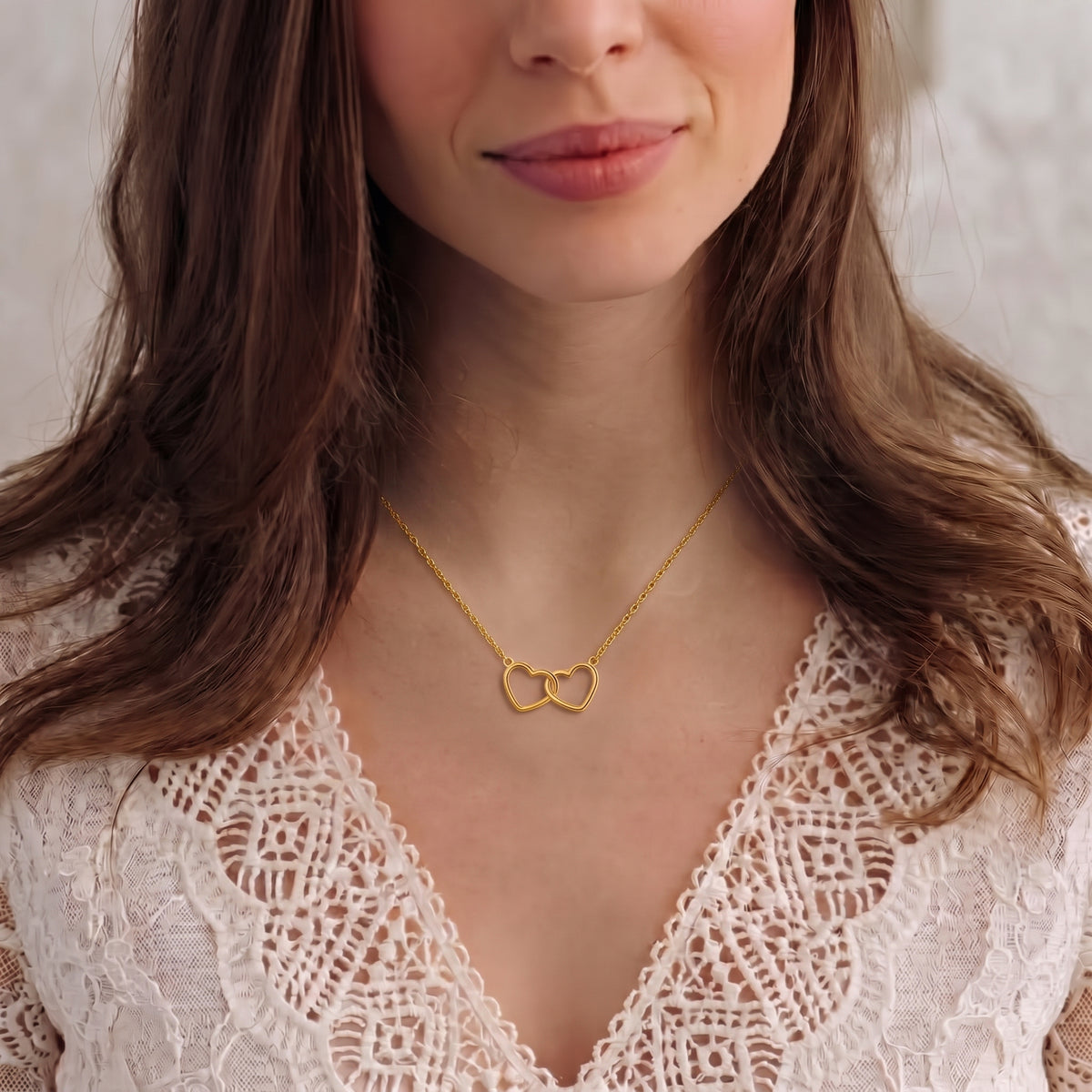 Collier Double Cœur Entrelacé Doré, collier en acier doré Maison Orena — vue de détail