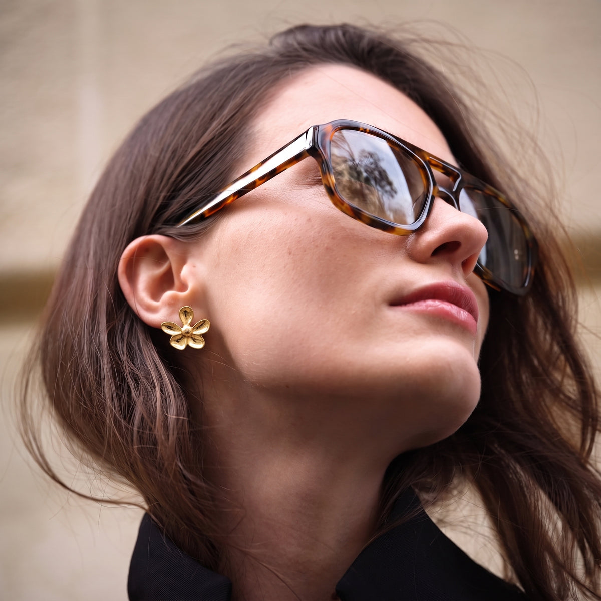 Boucles d'oreilles Fleur Lisse Dorées Maison Orena — vue de détail
