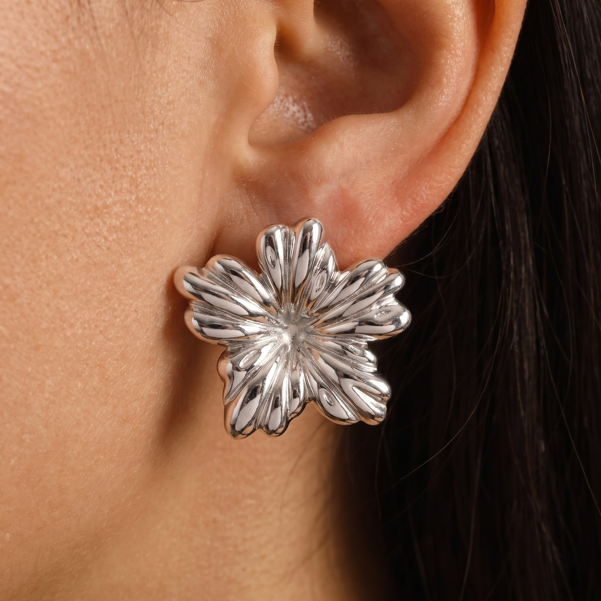 Boucles d'oreilles Fleur Texturée Argentées, boucles d'oreilles en acier argenté Maison Orena — porté