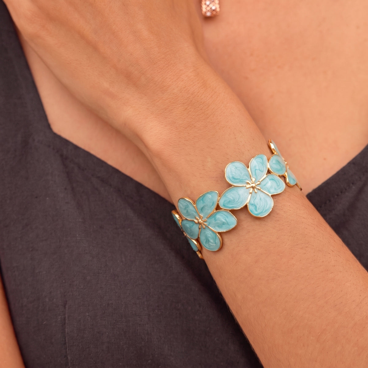 Bracelet Fleur Bleu, bracelet en acier inoxydable Maison Orena — porté