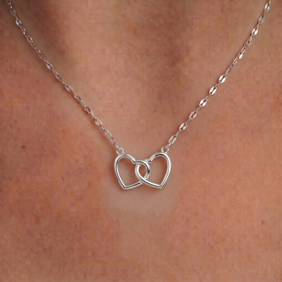 Collier Double Cœur Entrelacé Argenté, collier en acier argenté Maison Orena — porté