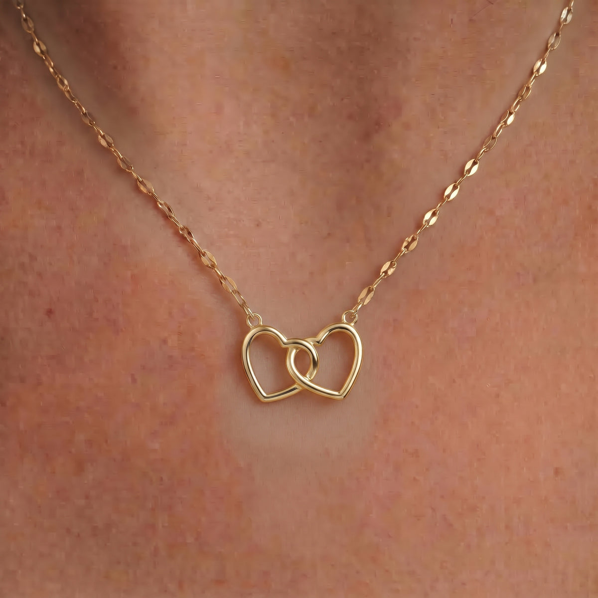 Collier Double Cœur Entrelacé Doré, collier en acier doré Maison Orena — porté
