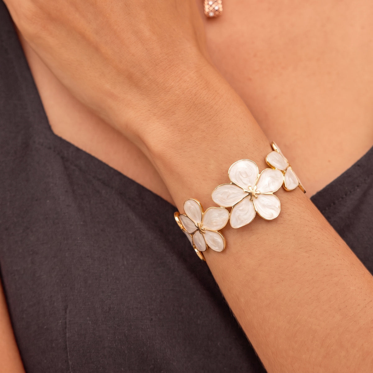 Bracelet Fleur Blanc, bracelet en acier inoxydable Maison Orena — porté
