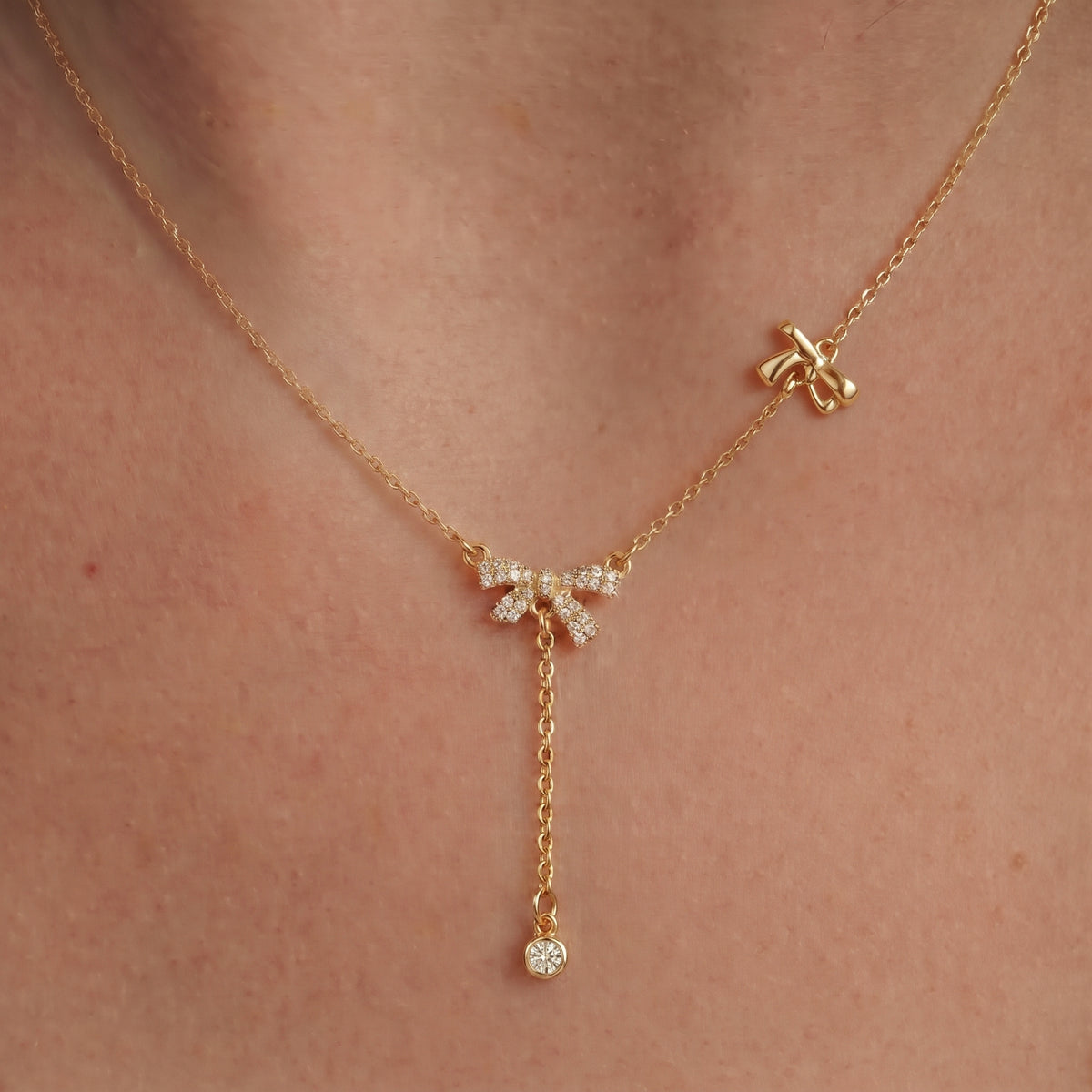 Collier Cravate Nœud Doré, collier en acier doré Maison Orena — porté
