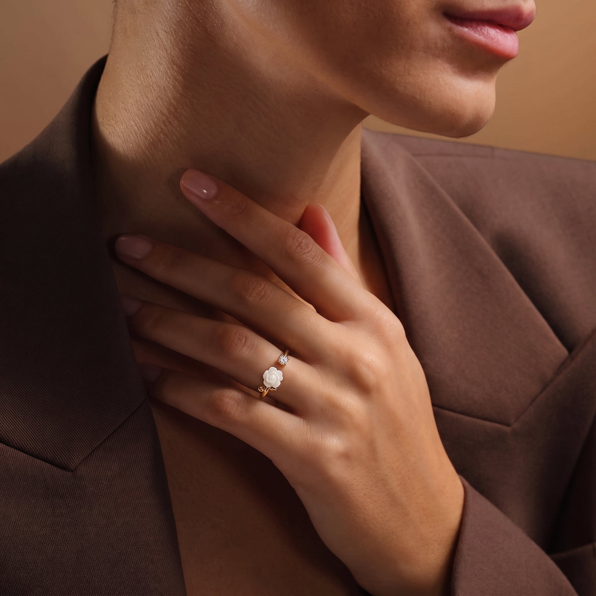 Bague Ajustable Fleur Dorée, bague en acier doré Maison Orena — porté