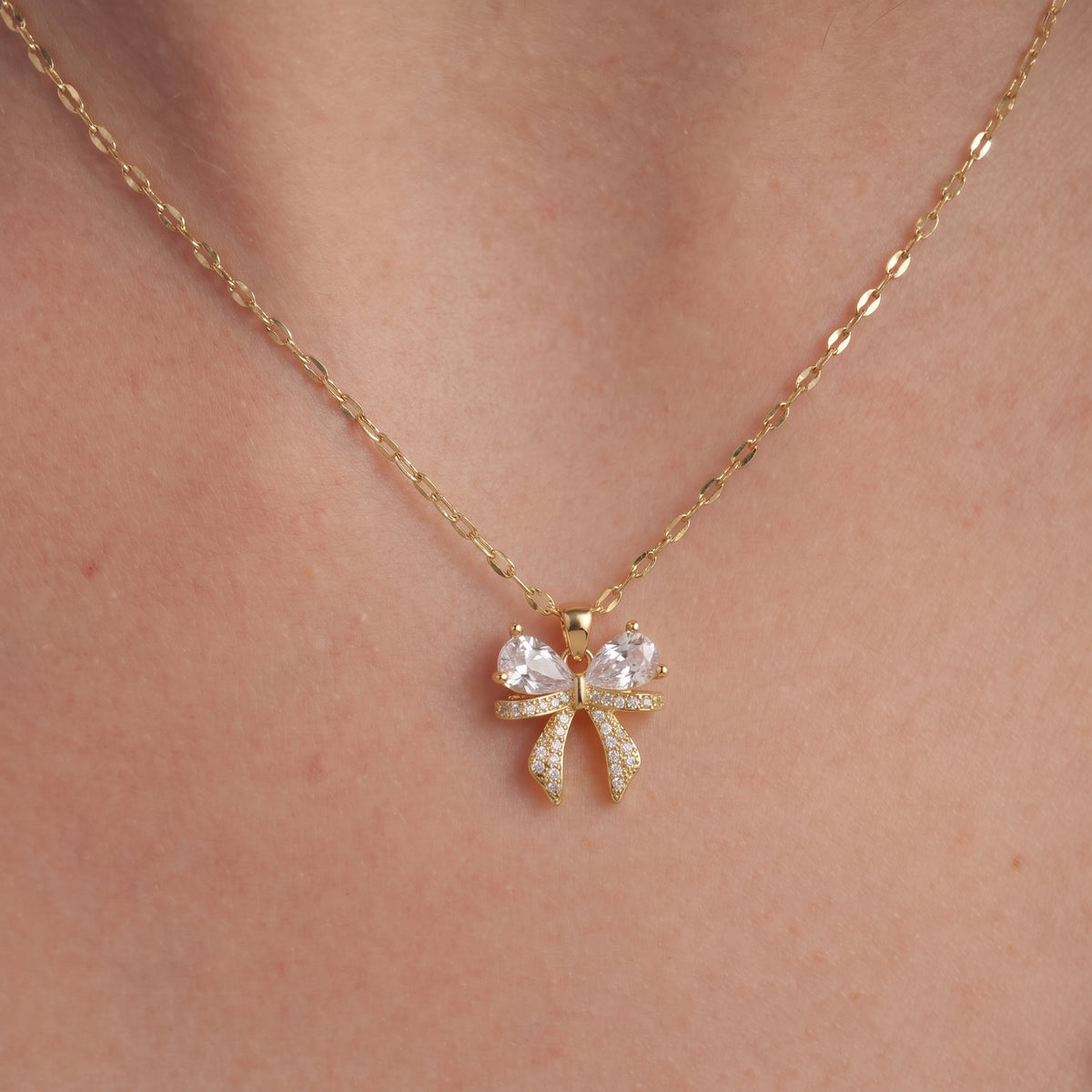 Collier Pendentif Nœud Doré, collier en acier doré Maison Orena — porté
